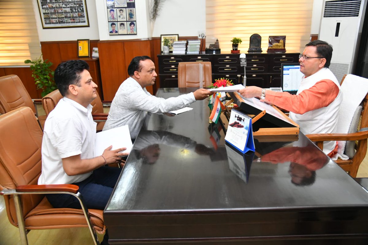 NMOPS #उत्तराखंड का शानदार प्रयास।प्रदेश के मुख्यमंत्री श्री पुष्कर सिंह धामी जी को पुरानी पेंशन बहाली के लिए ज्ञापन दिया एवं अपनी बात रखी है।प्रदेश अध्यक्ष श्री जीतमणि पैन्यूली व महामंत्री इ.मुकेश रतूड़ी एवं पूरी टीम को साधुवाद।
NMOPS संघर्ष से सफलता की ओर
#NPSनिजीकरणभारतछोड़ो