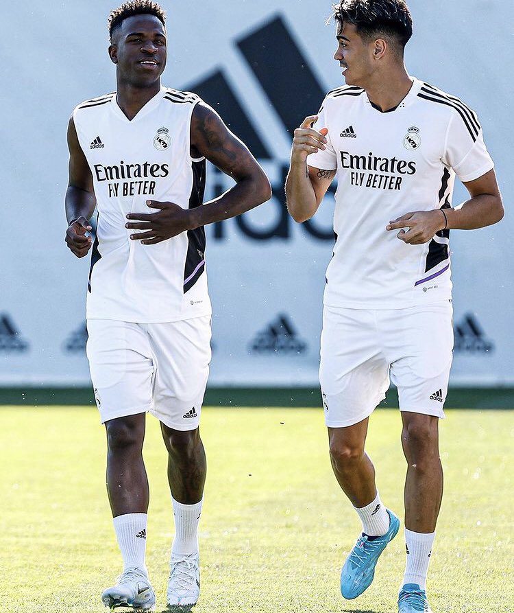 realmilgrauu's tweet photo. Essa camisa de treinamento do Real Madrid é muito linda! https://t.co/QH5mkf7Wks