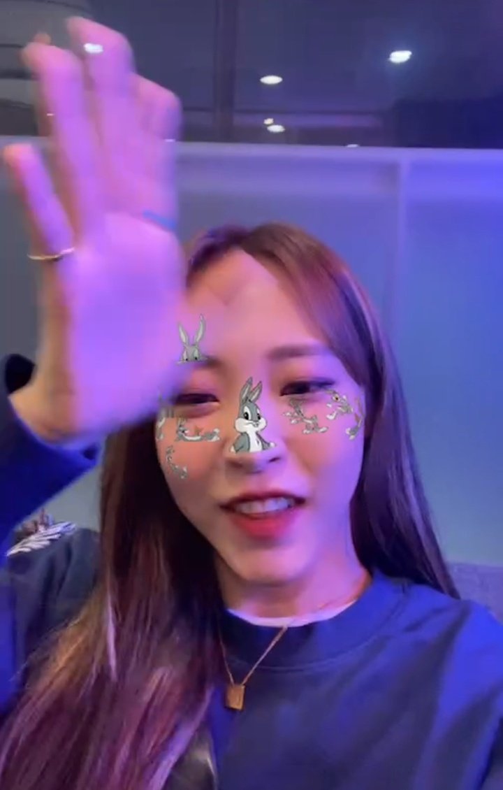 byulyigf_'s tweet photo. pov you're in a video call with moonbyul 💜🥰

#문별 #MoonByul #마마무 #MAMAMOO https://t.co/PBRok0Ia1A