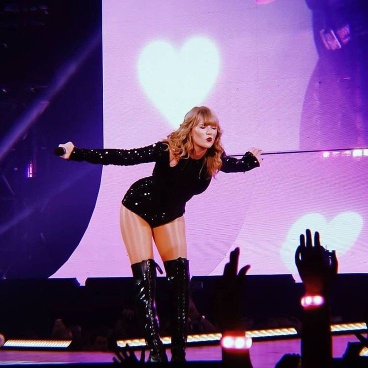 Swiftly_ND's tweet photo. I write poems, I paint scenarios n then I listen to TAYLOR SWIFT! 😌💜 https://t.co/LovJJ3eOUp