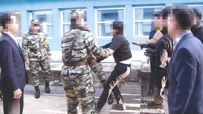 mesodehan's tweet image. 인간이 어떻게 인간한테 저럴 수 있는지. 
북한이 먼저 보내라 한 것도 아니고
왜 나서서 돌려보냄? 
죽을 걸 뻔히 알면서? 

당시 김진태가 1인 시위할 때 그랬지. 
'국민 몰래 강제북송, 살인정권 아웃'

연관된 자들은 모두 살인자다.