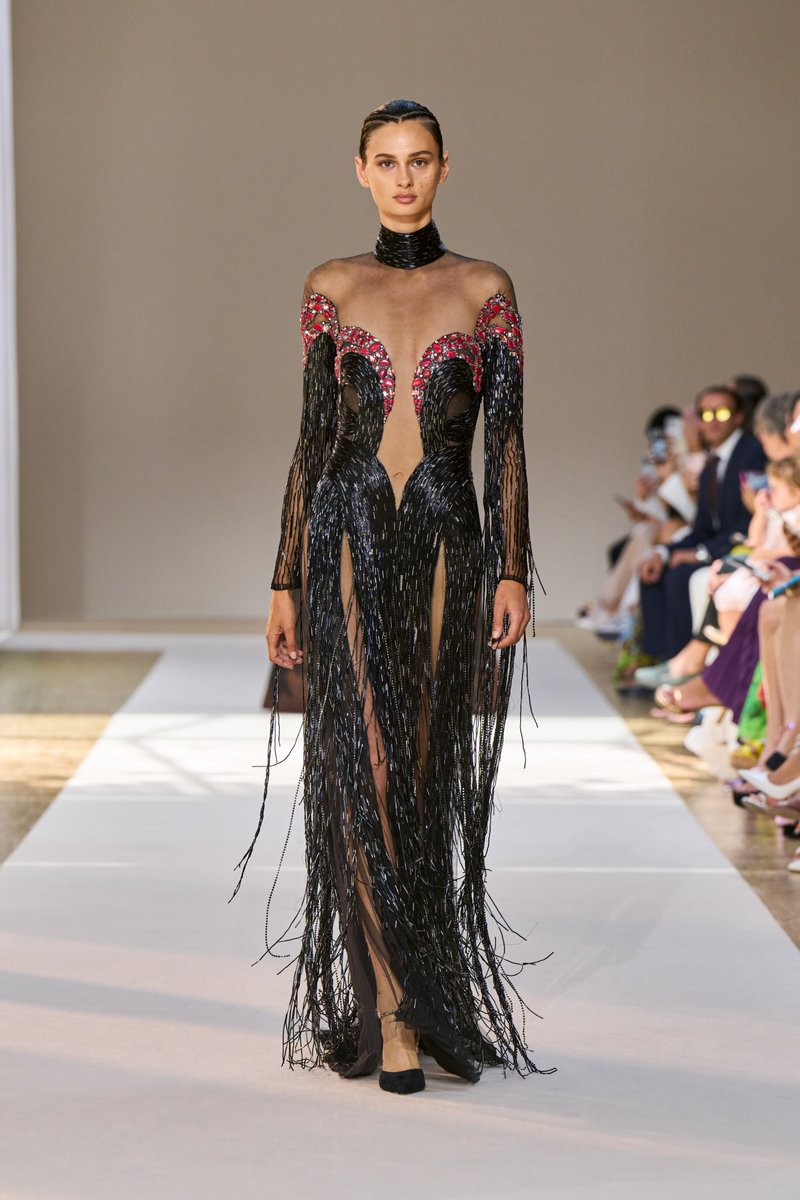 ElieSaabWorld's tweet photo. Each imperial piece is a distinct impression of a disappearing sun | ELIE SAAB Haute Couture Autumn Winter 2022-23

#ELIESAAB #ELIESAABHAUTECOUTURE #ESHCFW23 #lorealpfw #lorealparis

Discover more on https://t.co/VtXUQrYHVa https://t.co/RL7j1A4PEF
