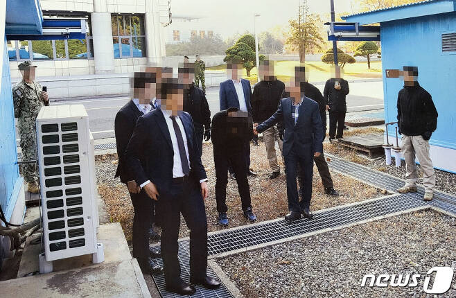 mesodehan's tweet image. 인간이 어떻게 인간한테 저럴 수 있는지. 
북한이 먼저 보내라 한 것도 아니고
왜 나서서 돌려보냄? 
죽을 걸 뻔히 알면서? 

당시 김진태가 1인 시위할 때 그랬지. 
'국민 몰래 강제북송, 살인정권 아웃'

연관된 자들은 모두 살인자다.