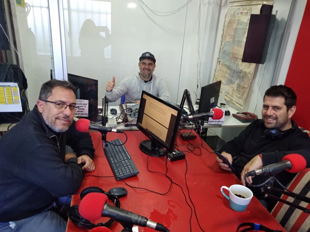 diadiaradio's tweet photo. 📻Nos visita en los estudios @herni_rocha Periodista Deportivo
Análisis de la situación actual de Boca 
"Como entrenador es difícil que te manejen el equipo de afuera, quien juega quien no" @RadioXPilar https://t.co/M6sQlbhrsY