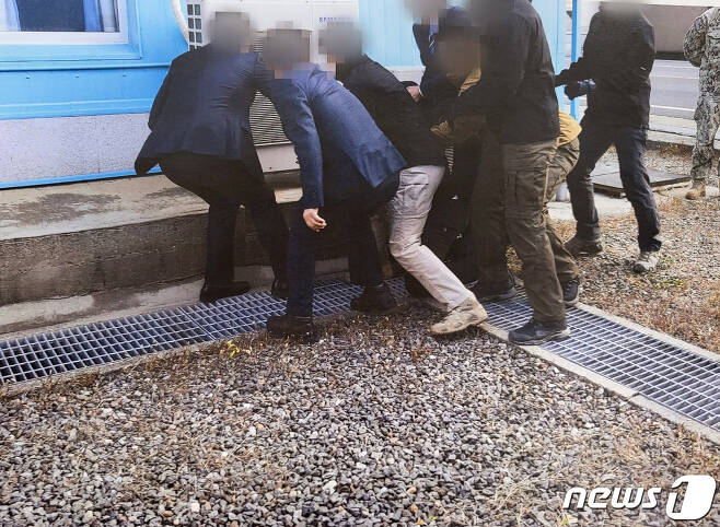 mesodehan's tweet image. 인간이 어떻게 인간한테 저럴 수 있는지. 
북한이 먼저 보내라 한 것도 아니고
왜 나서서 돌려보냄? 
죽을 걸 뻔히 알면서? 

당시 김진태가 1인 시위할 때 그랬지. 
'국민 몰래 강제북송, 살인정권 아웃'

연관된 자들은 모두 살인자다.