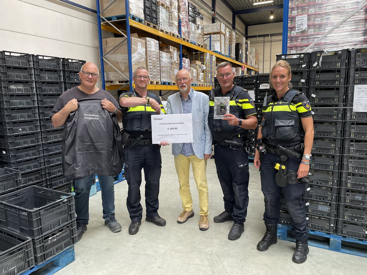 De wijkagent Willem Koopmann heeft de opbrengst van zijn geschreven boek: "het is niet niks" geschonken aan een goed doel. De voedselbank haaglanden heeft de opbrengst vandaag in ontvangst genomen.