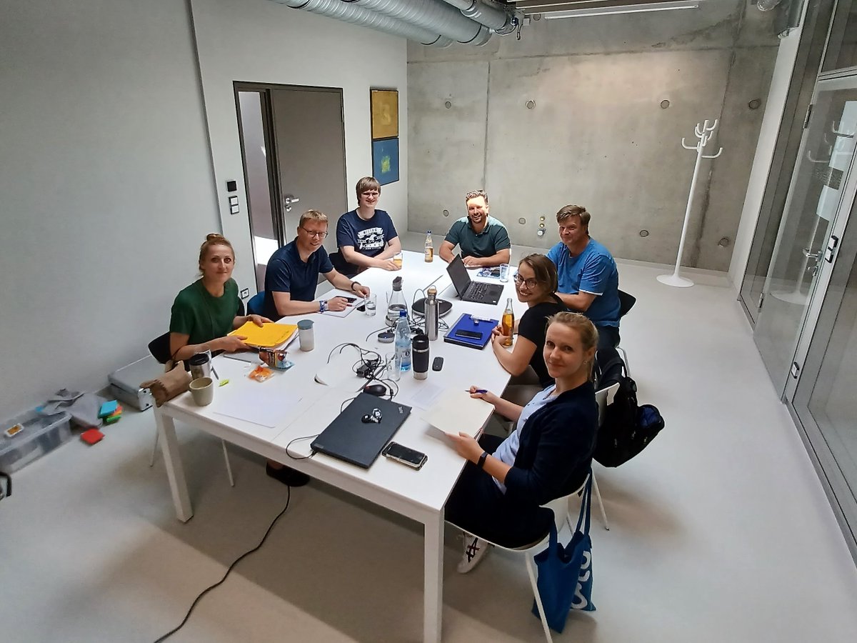 innohub13's tweet photo. Heute sind alle #Transferscouts zum allmonatlichen Update im @StartblockB2 in #Cottbus. Außerdem stehen sie unserer Kollegin Kamila in qualitativen #Interviews Rede und Antwort über ihre Arbeit. Die Ergebnisse gibt’s demnächst in der #WorkingPaperSeries. #innovativehochschule https://t.co/bbJGMMsQ1m