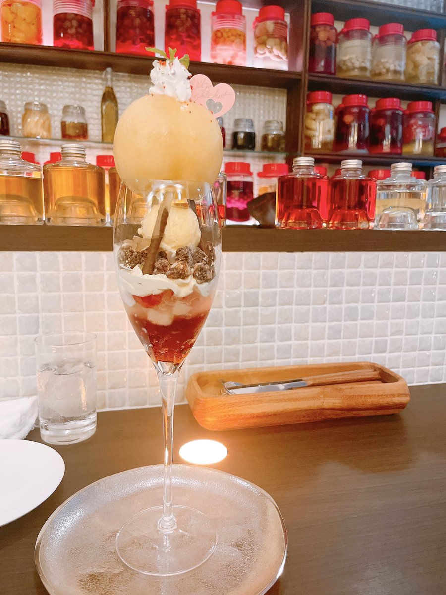 momorindayo's tweet photo. 宜野湾市真志喜に7/1オープンした「パフェと果実酒」は、みんな大好き夜パフェと果実酒のお店。沖縄夜パフェブームきた🙌18~24時の営業なのでBar感覚でパフェ楽しめるの最高すぎる🥺季節限定の桃パフェ🍑丸々1個使った桃の中にはカスタードクリームという最高の組み合わせ❕場所も隠れ家的で雰囲気も◎ https://t.co/5fYc3K98Tq