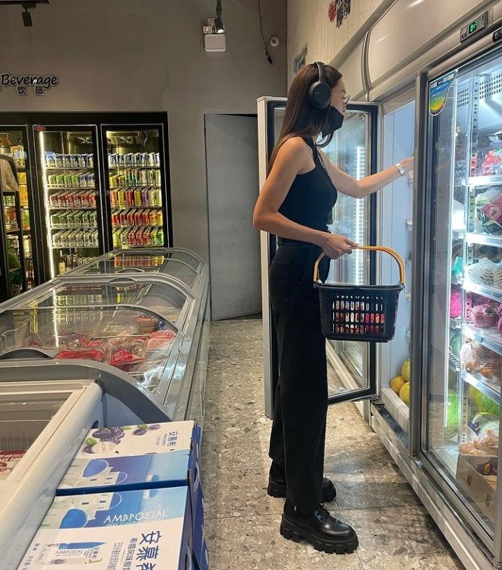 fiercestaer's tweet photo. Grocery at night to satisfy my cravings! Sadly, my sweet tooth is looking for something "healtier snacks" I wonder, is this really me? https://t.co/k9yYdYqCQG