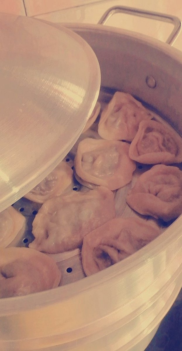 Humaira_Bat00l's tweet photo. Finallyyy got some time to made these Delicious 🤤 Mamtu 🥟🥟
at Home 🏡
#Dumplings #Momos
#Mamtu #Islamabad ❤️ https://t.co/Qb9fInXOAR