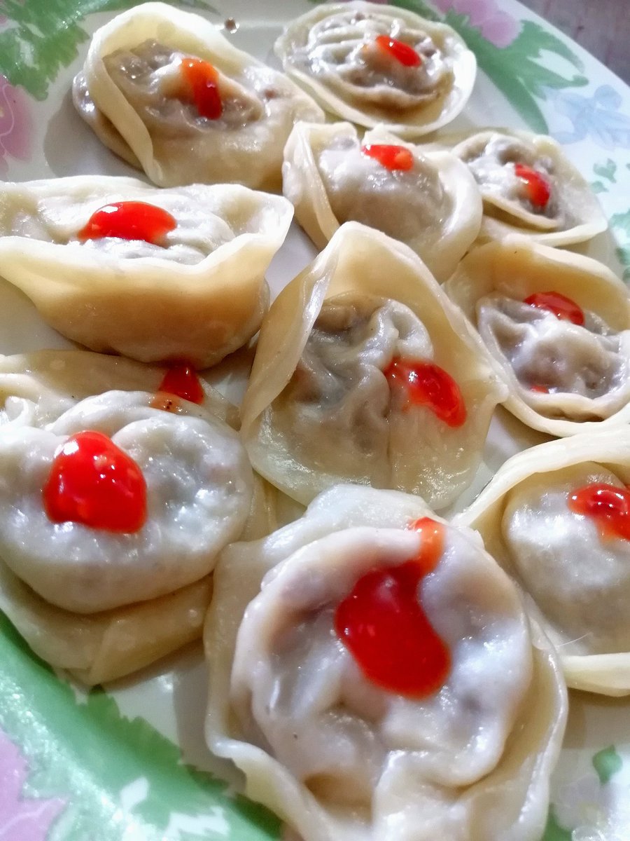 Humaira_Bat00l's tweet photo. Finallyyy got some time to made these Delicious 🤤 Mamtu 🥟🥟
at Home 🏡
#Dumplings #Momos
#Mamtu #Islamabad ❤️ https://t.co/Qb9fInXOAR