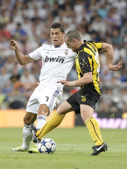 CAPinPictures's tweet photo. August 24, 2010.
Santiago Bernabéu stadium, Madrid.     
XXXII Santiago Bernabéu trophy.                                                   Peñarol v Real Madrid.
Matias Aguirregaray and Cristiano Ronaldo fight for the ball. https://t.co/FD6jG9QUs0