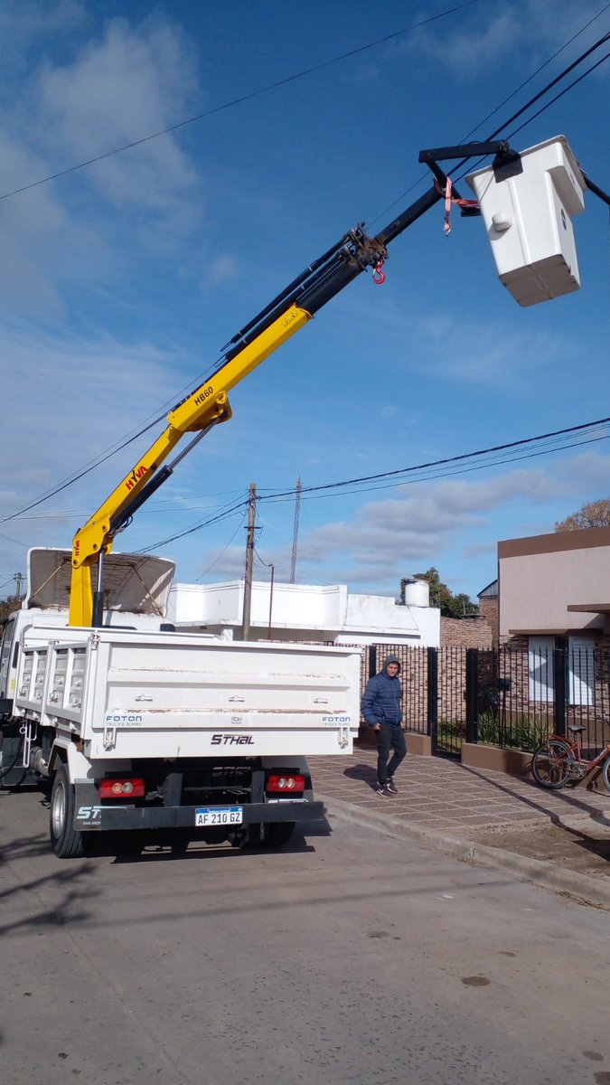 MuniDeportes's tweet photo. 💡Continúa la colocación de luminarias LED en Moquehuá 

➡️ Se están colocando columnas y artefactos LED en las calles de la localidad, con el objetivo de que haya, como mínimo, tres columnas con sus respectivas luminarias por cuadra

@BritosGuillermo https://t.co/pHCIKsYCHj