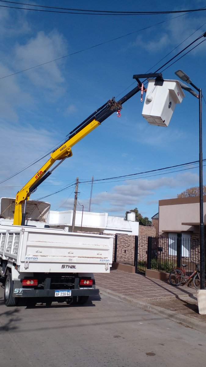 MuniDeportes's tweet photo. 💡Continúa la colocación de luminarias LED en Moquehuá 

➡️ Se están colocando columnas y artefactos LED en las calles de la localidad, con el objetivo de que haya, como mínimo, tres columnas con sus respectivas luminarias por cuadra

@BritosGuillermo https://t.co/pHCIKsYCHj