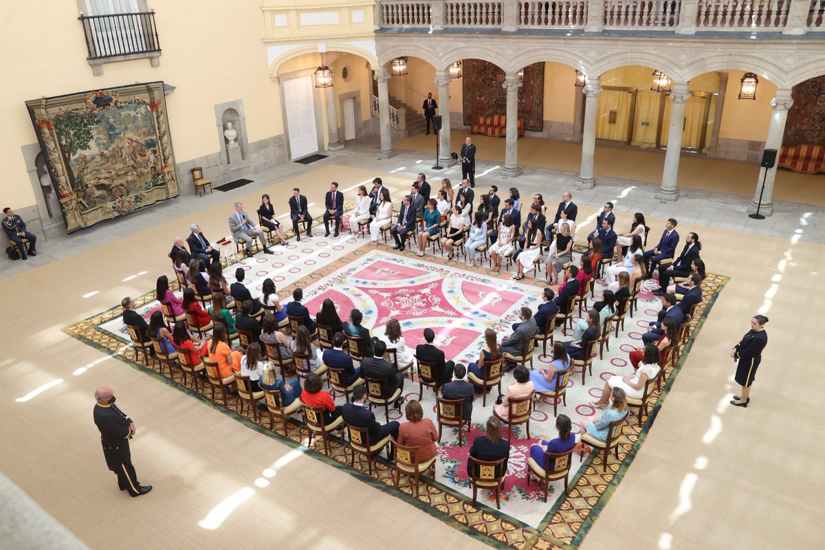 CasaReal's tweet photo. El Rey ha recibido, en el Palacio Real de El Pardo, a las XXV y XXVI Promociones del Cuerpo de Arquitectos de la Hacienda Pública.

➡️https://t.co/R16OaCfDYA https://t.co/yUDeNS273u