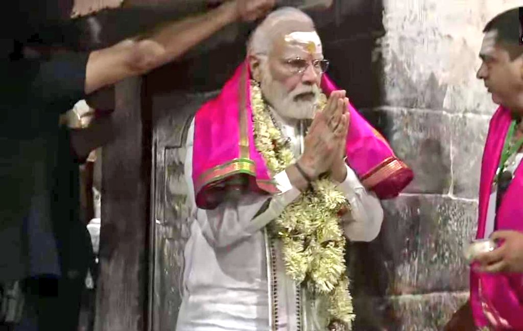 DCDeoghar's tweet photo. माननीय प्रधानमंत्री @narendramodi ने कामनालिंग बाबा बैद्यनाथ की पूजा-अर्चना कर पवित्र द्वादस ज्यातिर्लिंग का जलाभिषेक किया और मत्था टेककर मंगलकामना की।
@HemantSorenJMM @JharkhandCMO @mbhajantri @VisitJharkhand https://t.co/7trVX3IlyF