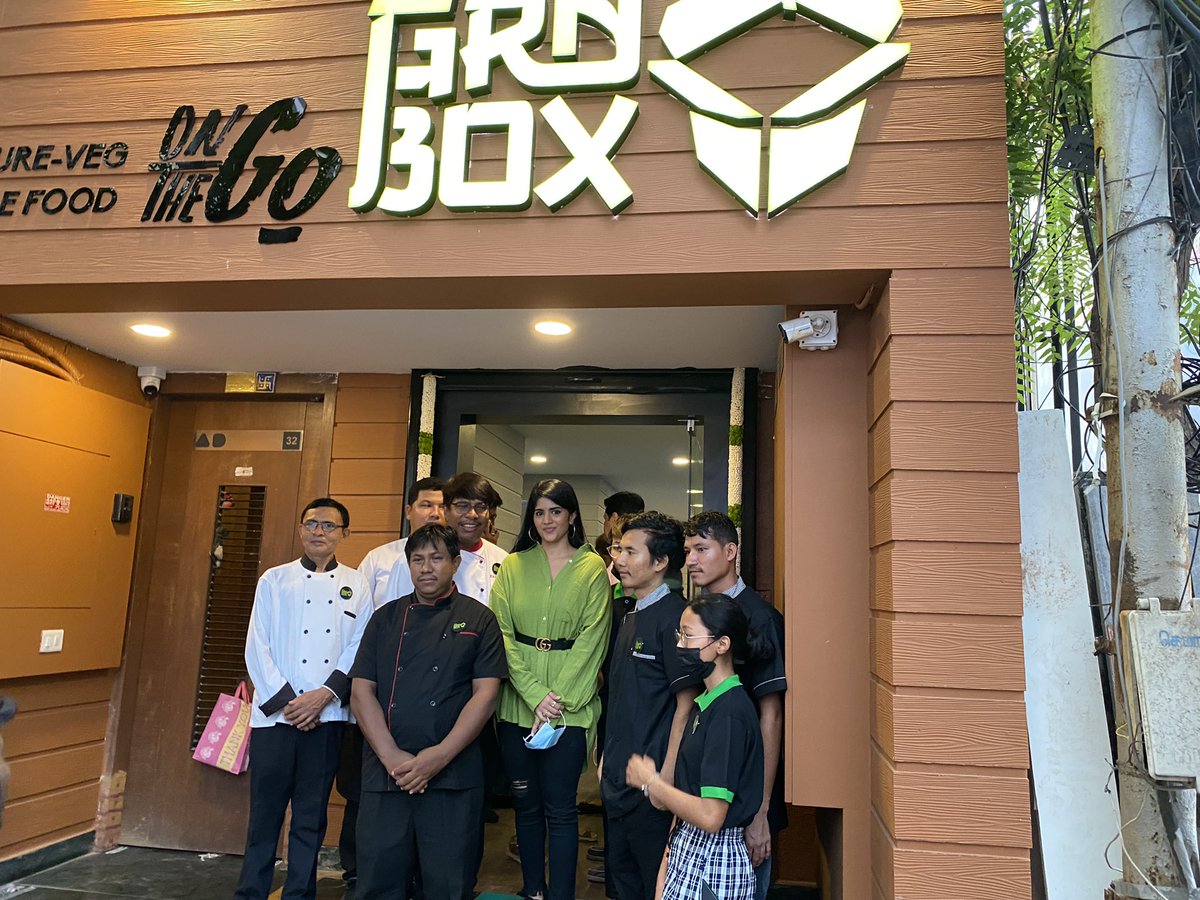 ckknaturals's tweet photo. Green is the new Red.
Opening of the new format veg Chinese take away by @akash_megha 
#Redbox #ChineseTakeAway #IndoChimese #GreenBox #RadBox https://t.co/FadY0KcLaD