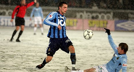 DIFarkiv's tweet photo. Sölvi Ottesen spelade i Djurgården åren 2004-2008. Hårdför försvarare som gjorde två mål på 35 matcher. Här i en snöfylld aprilmatch mot Gefle som DIF vann med 2–1. 

Ikväll håller vi lite extra på hans isländska Vikingur när de ställs mot ett annat himmelsblått lag i CL. https://t.co/Y95rXqVXNU