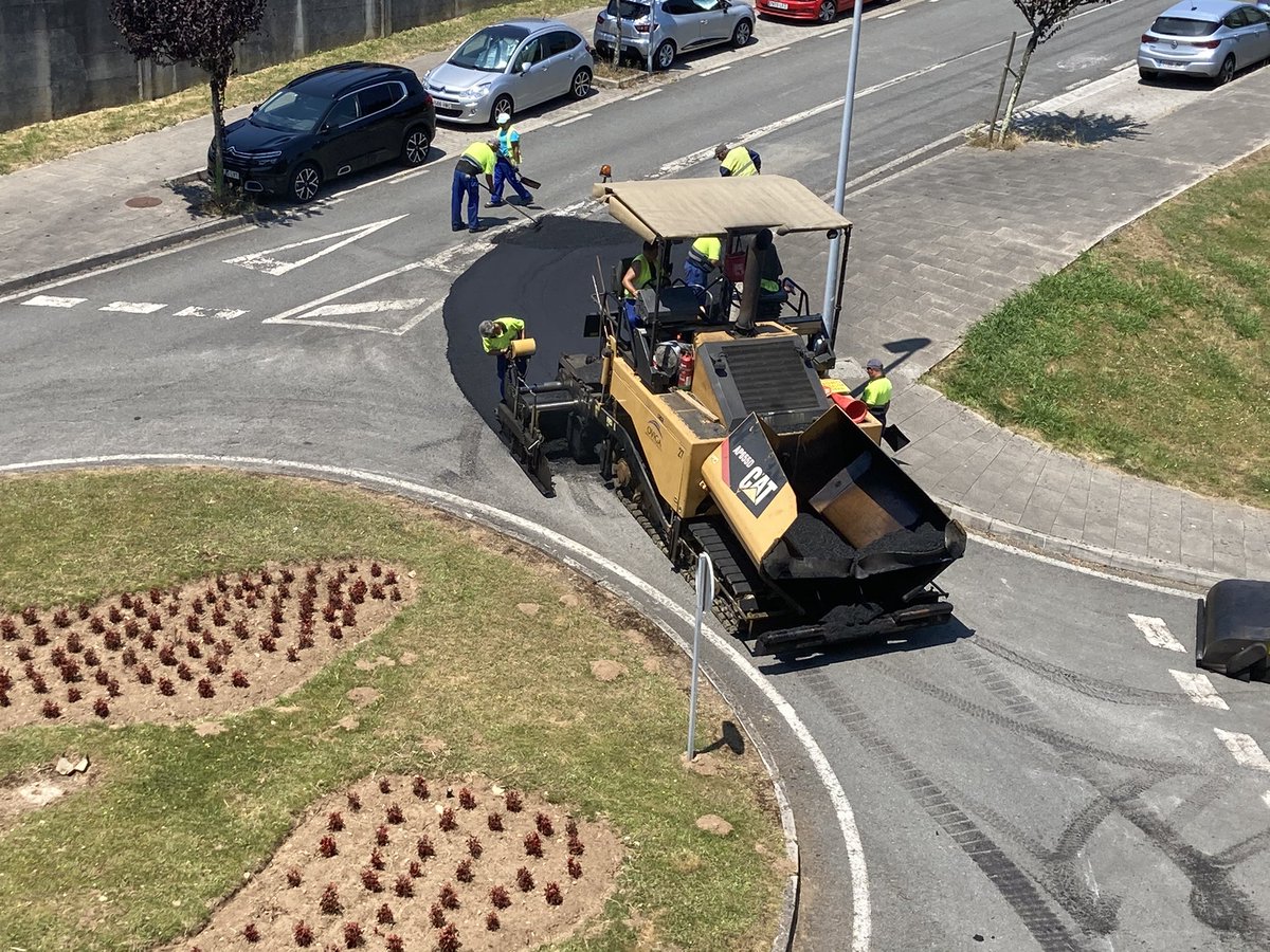 franvarela29's tweet photo. Esto é inhumano! Están traballando agora mesmo ás 14:45 @PazodeRaxoi o da prevención de riscos laborais? https://t.co/bExvEZpctw