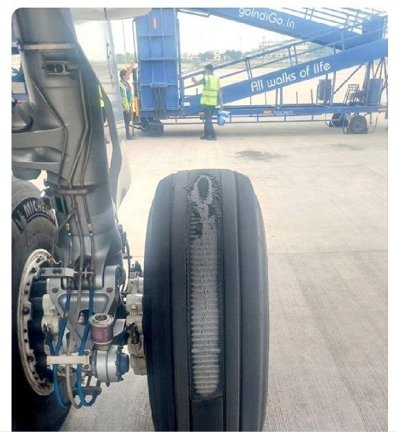 techissues9's tweet photo. @IndiGo6E safety now a day's....try to avoid flights. @DGCAIndia this is acceptable?? What about flight safety?? Wht abt passenger safety??@MoCA_GoI wht abt tech careers safety?? @JM_Scindia @LabourMinistry https://t.co/xfgdQ8wuqI