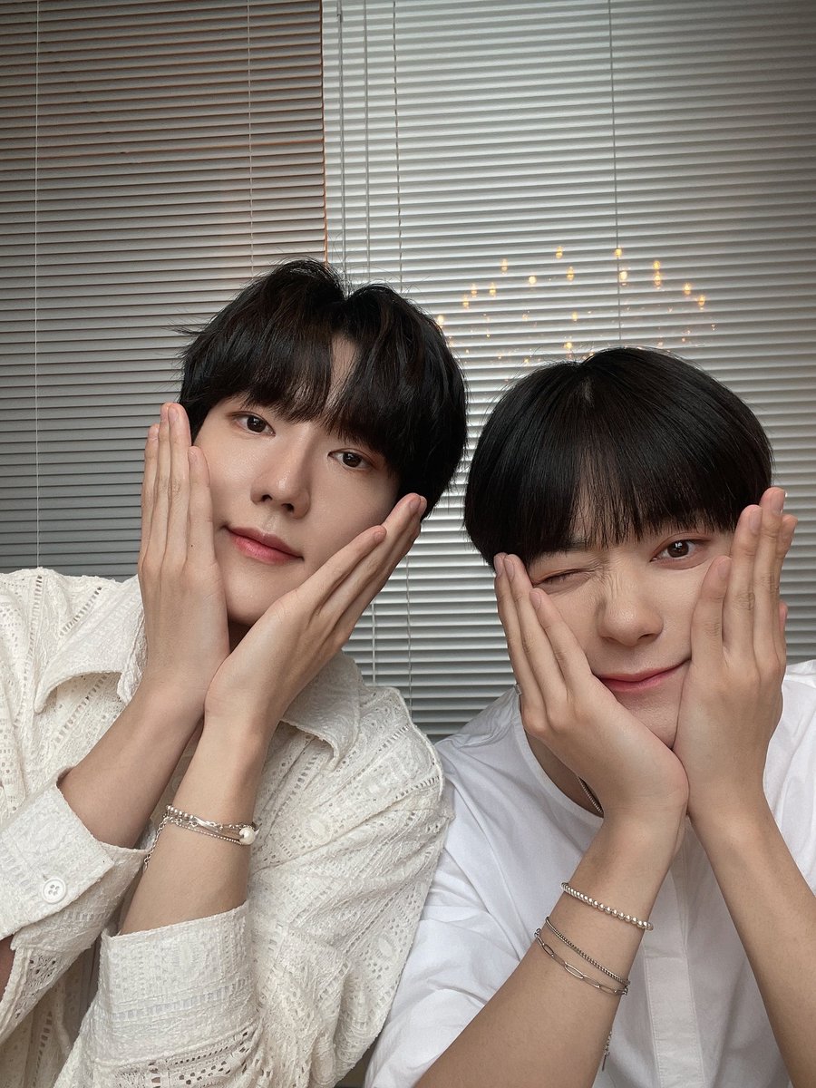 omgxupdates's tweet photo. #JUNGHOON #정훈 220712 fancafe update

[Short diary 🌟]

Yechan's mom gave us fruits and shop coffee ! 
Thank you yechan's mom..😄

I arrived and read the script
I was a bit nervous

We finished ASC well
I did an eating show with our  maknae

#OMEGA_X #오메가엑스 https://t.co/YpFBf5pzHD