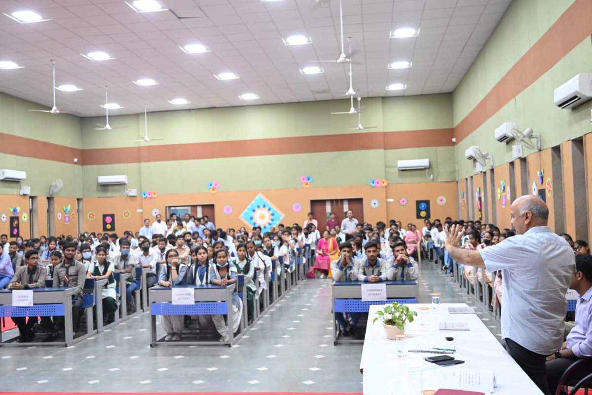 msisodia's tweet photo. पहली बार हो रही CUET परीक्षा के लिए दिल्ली के सरकारी स्कूल के शिक्षको ने खुद ही बच्चो की तैयारी का जिम्मा लेकर क्लासेस आयोजित किए

इन बच्चों से मिलकर बेहद खुशी हुई..इनसे वादा लिया कि CUET में सफल होकर हरेक छात्र अगले साल दो-दो बच्चों की एग्जाम की तैयारी में उनका पूरा सहयोग करेंगे https://t.co/hzvh4b4gsd