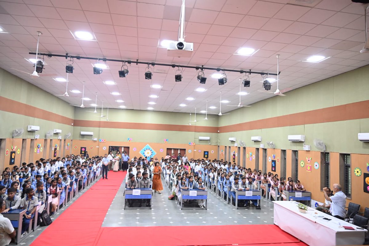 msisodia's tweet photo. पहली बार हो रही CUET परीक्षा के लिए दिल्ली के सरकारी स्कूल के शिक्षको ने खुद ही बच्चो की तैयारी का जिम्मा लेकर क्लासेस आयोजित किए

इन बच्चों से मिलकर बेहद खुशी हुई..इनसे वादा लिया कि CUET में सफल होकर हरेक छात्र अगले साल दो-दो बच्चों की एग्जाम की तैयारी में उनका पूरा सहयोग करेंगे https://t.co/hzvh4b4gsd