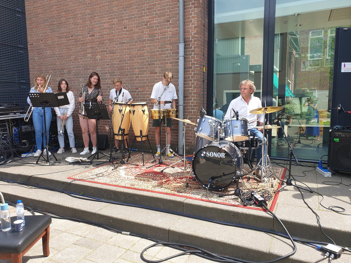 En rector Tom achter de drums