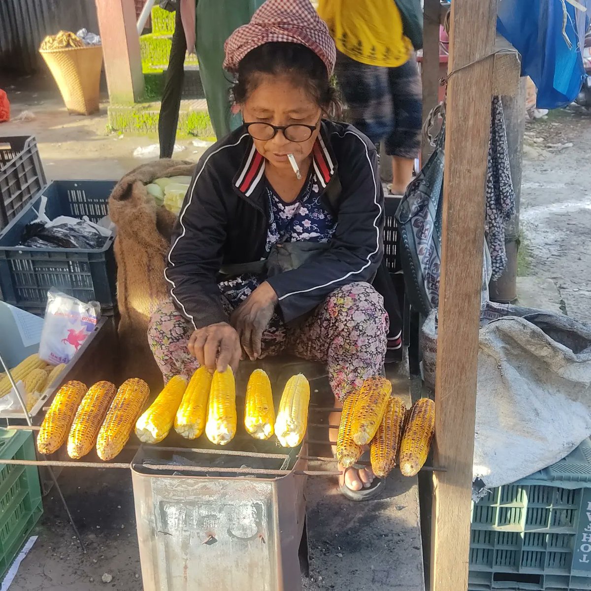 mizoraminsta's tweet photo. Vaimim zuar "Ka pi"
.
.
.
#vaimimrawh #maize #corn #woman #workingwoman #mizonu #zonu #kapi #roastedmaize #roastedcorn #mizo #mizoram #mizoraminsta #northeastIndia #roadsidemarket #vendor #smoker #smoking #zozial #vaimimzuar https://t.co/x4IAe3qqjF