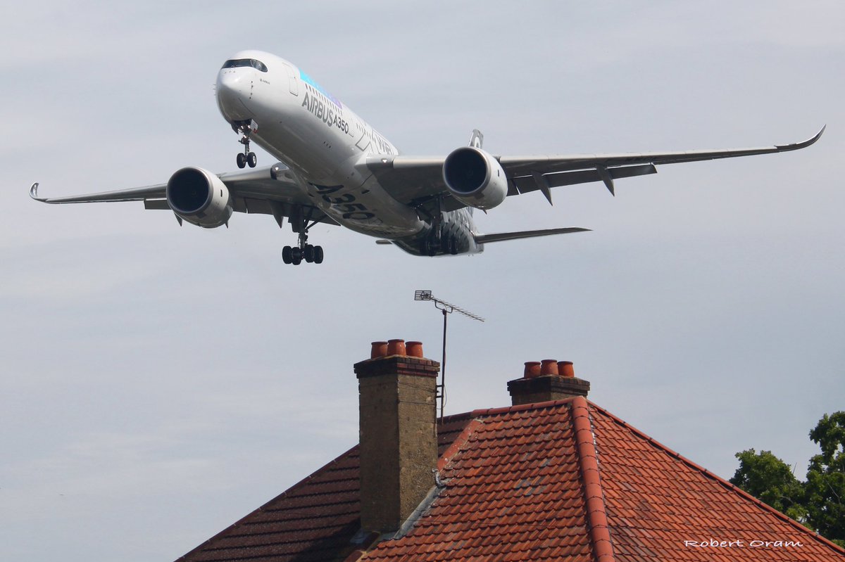 RobertOramPhoto's tweet photo. Airbus A350 arriving into Farnborough ✈️  @Airbus @FIAFarnborough #fia22 #A350 https://t.co/owOA1uDLgx