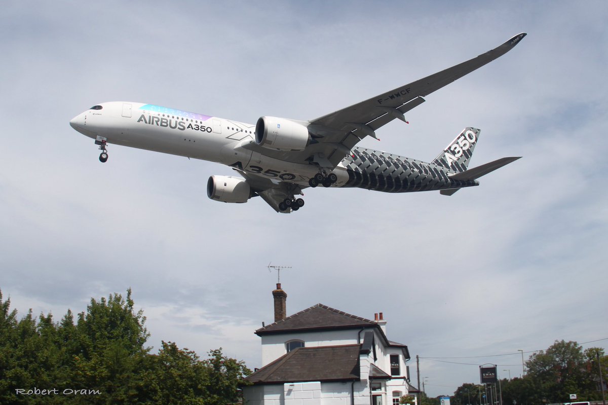 RobertOramPhoto's tweet photo. Airbus A350 arriving into Farnborough ✈️  @Airbus @FIAFarnborough #fia22 #A350 https://t.co/owOA1uDLgx