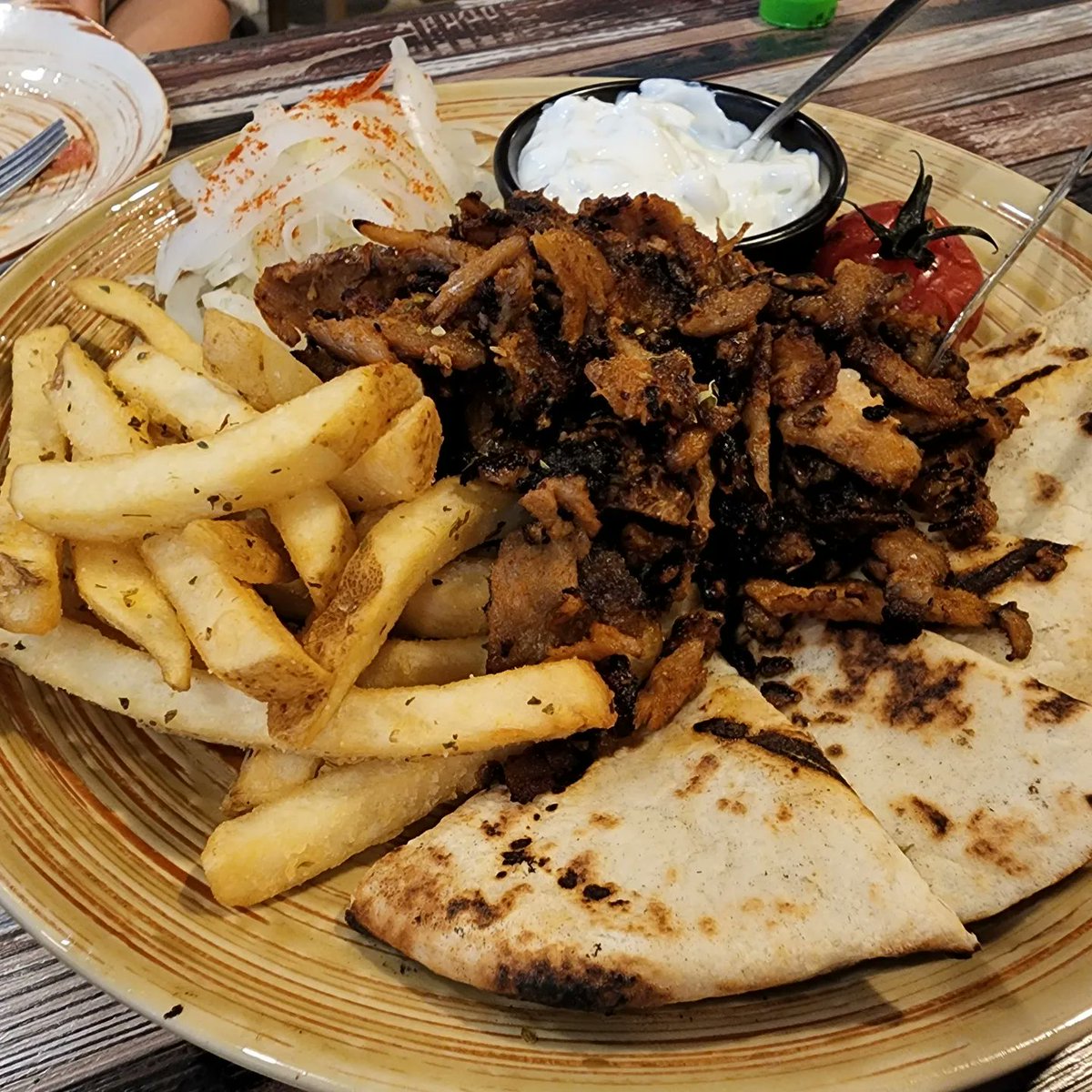 toddsample_eats's tweet photo. 저희는 노스티모를 운영하면서 "국내서 다른 그리스 식당이 왜 이렇게 없냐?"라는 생각이 자주 드네요. 그래서 천안에 있는 리틀 그리스를 소개할 수 있게 되어서 기쁩니다. 그리스 크레타섬 출신 죠르지 모라키스 셰프가 그리스 가정식을 준비하고 있습니다. 🇬🇷 충남 천안시 서북구 천안대로 1024-3 https://t.co/PmMV699KSq