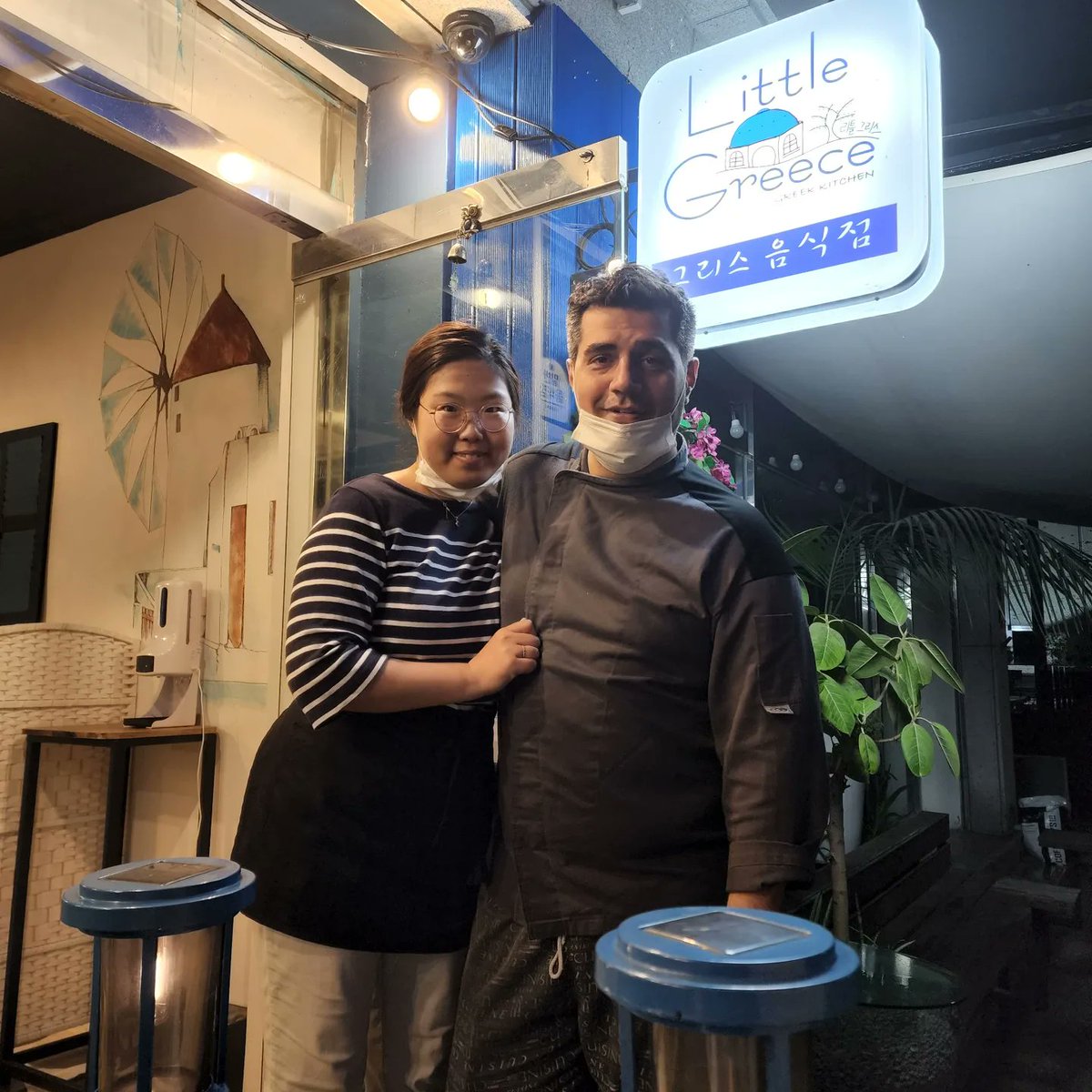 저희는 노스티모를 운영하면서 "국내서 다른 그리스 식당이 왜 이렇게 없냐?"라는 생각이 자주 드네요. 그래서 천안에 있는 리틀 그리스를 소개할 수 있게 되어서 기쁩니다. 그리스 크레타섬 출신 죠르지 모라키스 셰프가 그리스 가정식을 준비하고 있습니다. 🇬🇷 충남 천안시 서북구 천안대로 1024-3