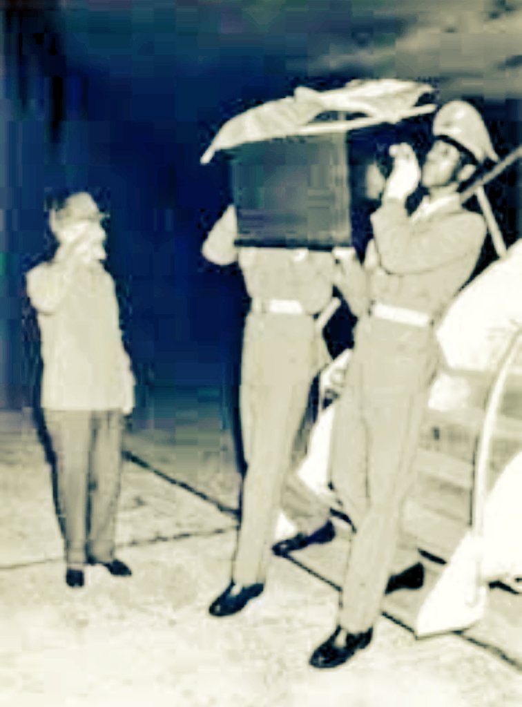 alex_studio1's tweet photo. A los. 25 años de la llegada de los restos del #Ché a #Cuba 🇨🇺 recuerdo a #FidelEnUnaFrase

"Veo al Che y a sus hombres como un refuerzo, como un destacamento de combatientes invencibles... que llegan a luchar junto a nosotros y a escribir nuevas páginas de historia y de gloria" https://t.co/DZgoyeN3WU