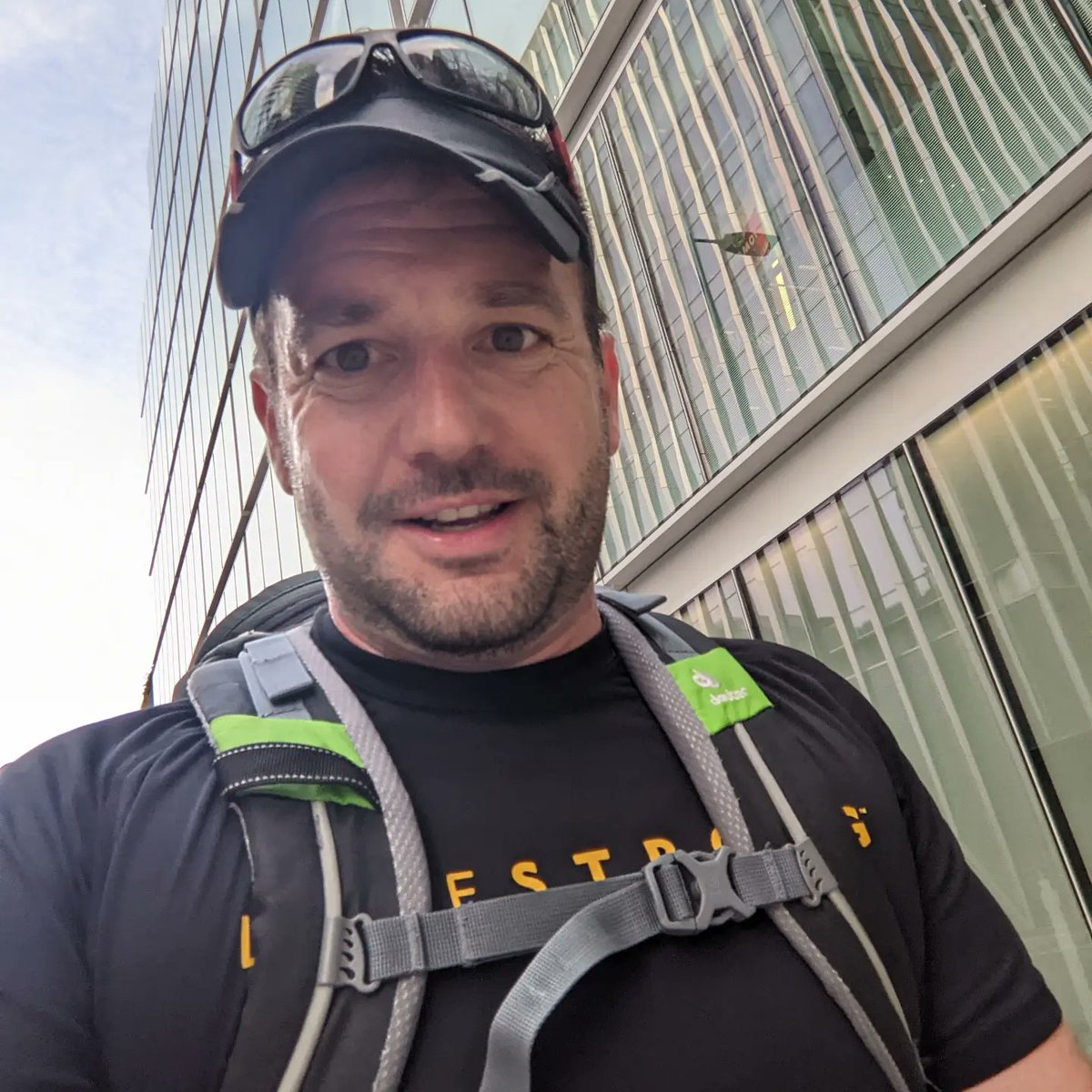 MatthiasMWinker's tweet photo. #RunTrainRun commute early this morning. With temperatures still nice, the perfect time for #activetravel
#runcommute #runcommutelondon #London #deuter
#showerbeforework https://t.co/8A9HGrf8cO