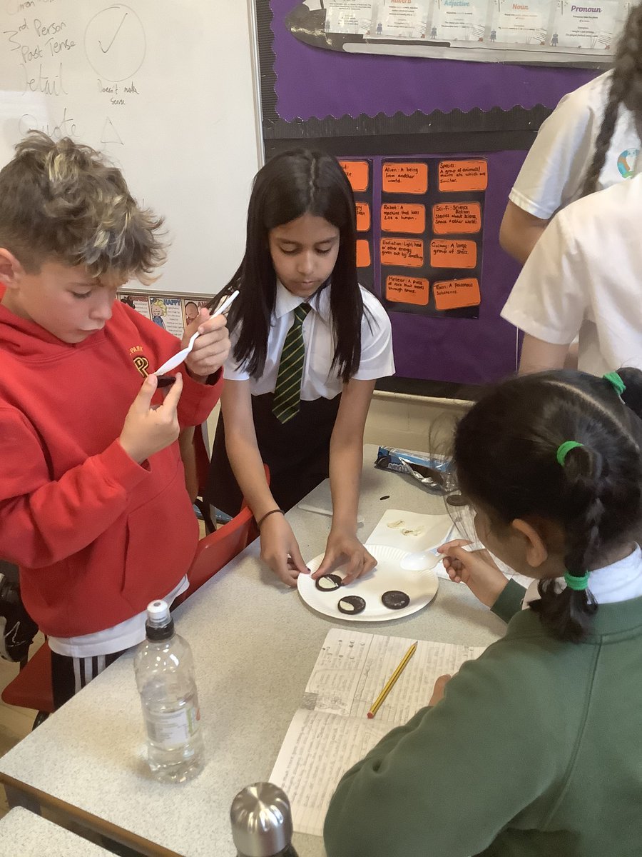 peelparkclass16's tweet photo. In science, we are exploring the phases of the moon using Oreos - can you hear all of the tummies rumbling? https://t.co/nVAcjMswB9