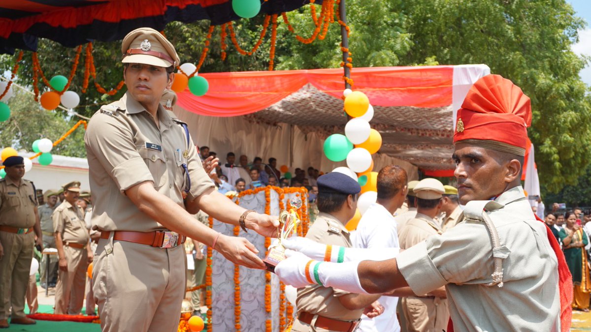 sitapurpolice's tweet photo. #SitapurPolice पुलिस अधीक्षक घुले सुशील चन्द्रभान द्वारा दीक्षांत परेड में प्रशिक्षण प्राप्त कर रहे रिक्रूटों द्वारा परीक्षा में उत्कृष्ट स्थान प्राप्त करने वाले रिक्रूट आरक्षियों को पुरस्कृत कर उनके उज्जवल भविष्य की कामना करते हुए विदाई दी गई। #UPPolice 
@Igrangelucknow https://t.co/HaCSXPH6Kk