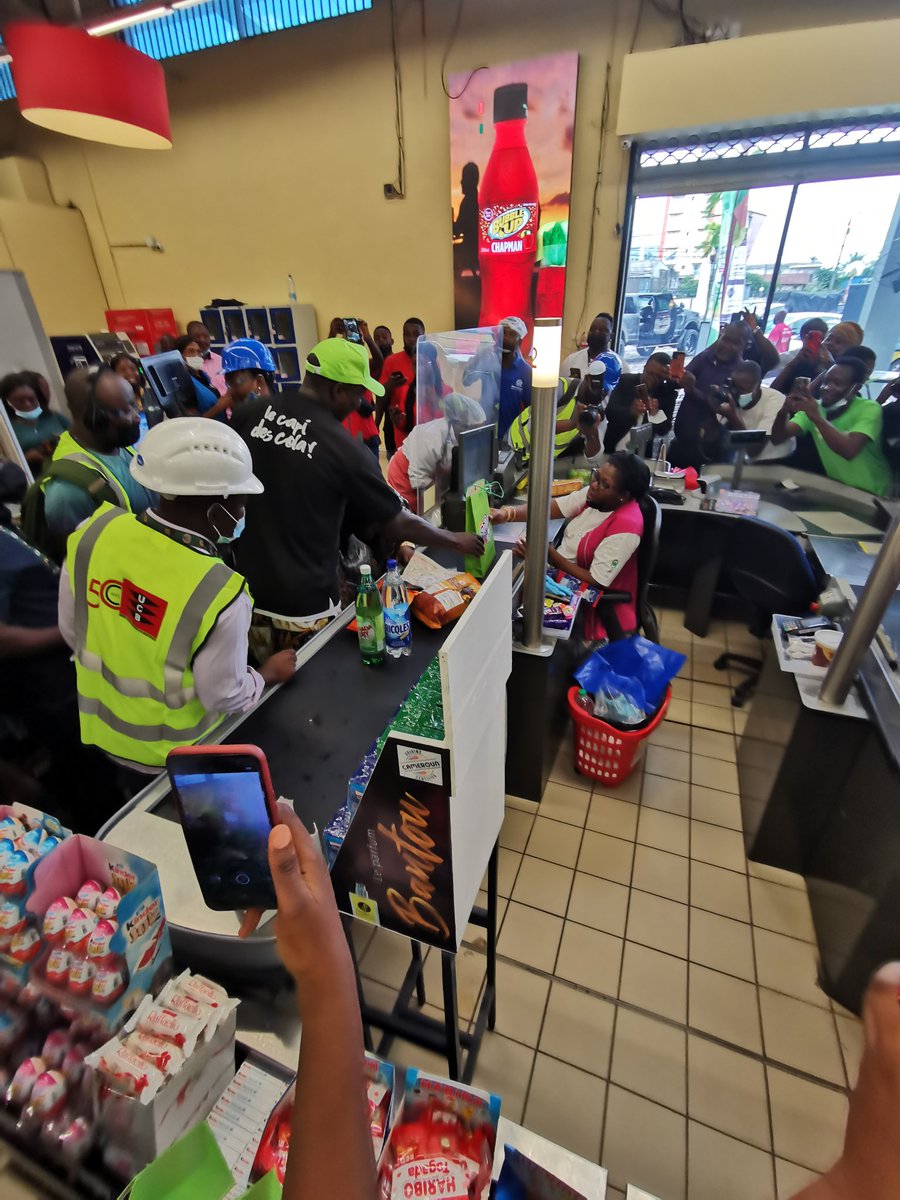 Ledawa's tweet photo. Après la visite de l'usine d'UCB le capi ABOUCHOU s'est rendu à KADJI SQUARE BALI en offrant au passage quelques cadeaux...

#UCBbringsABOUToYou

#ABOUAtUCB

#ABOUavecUCB

#ABOUestSpecial

#LeCapiUnique https://t.co/xO0BbJl0yI