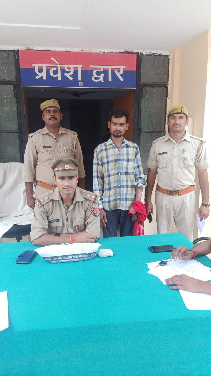 bastipolice's tweet photo. थाना वाल्टरगंज पुलिस द्वारा अवैध गांजा के साथ अभियुक्त को किया गया गिरफ्तार- https://t.co/4CtwuSvDRN