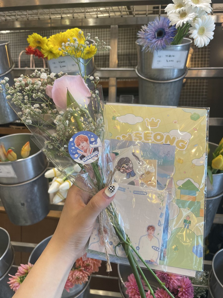 suhmmer_months's tweet photo. 📍해리스 플라워 마켓 연남점
Love Gradation

몇년동안 많은 생일카페를 돌아보면서 처음으로 가본 꽃집생일!

보통처럼 컵이 아닌 꽃을 받는다는게 너무나도 신선하고 특별했어요🥺💕

#Love_Gradation_Inseong
#눈부셔_멀리서도_빛이나잖아 https://t.co/QBLa99DNQ6