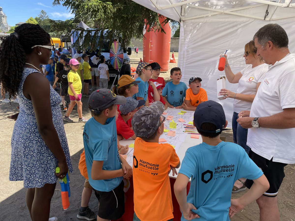 LigueFootLFPL's tweet photo. [Tournée #BeachVert]

⚽️ Étape record à @VilledeBeaufort avec déjà plus de 160 enfants inscrits sur nos différentes animations : matchs #foot5, mais aussi challenge radar avec @CAAnjouMaine, stand sur le réchauffement climatique avec @hmutuelle, #Futnet et atelier #PEF 👌👏⚽️👍📸 https://t.co/VlMcs4dUJt