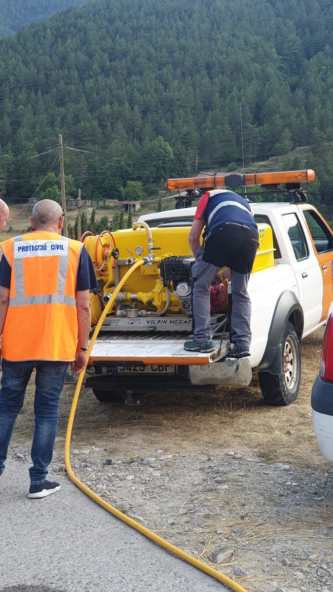 ProtCivilRipoll's tweet photo. Aportació d'aigua de reg al Jardí Botànic de #Gombrèn afectat per la sequera, conjuntament amb els companys de @ProteccioC @adf223 #ADF #ADF223 
ADF Catllar Montgrony https://t.co/ek1IS9uCuy