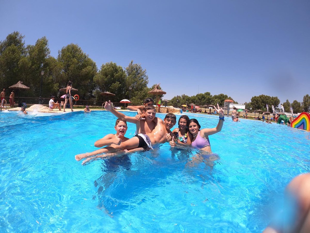 mcm_onda's tweet photo. •Dia 1• Érase una vez…

Ayer empezó nuestra aventura en Almedijar, empezando en el parque de agua, donde nos lo pasamos genial tirándonos por los toboganes.🛝💦
#EraseUnaVez
#BuenaNoticiaMCM
#FamiliaConsolación https://t.co/0VxKoRfsC5