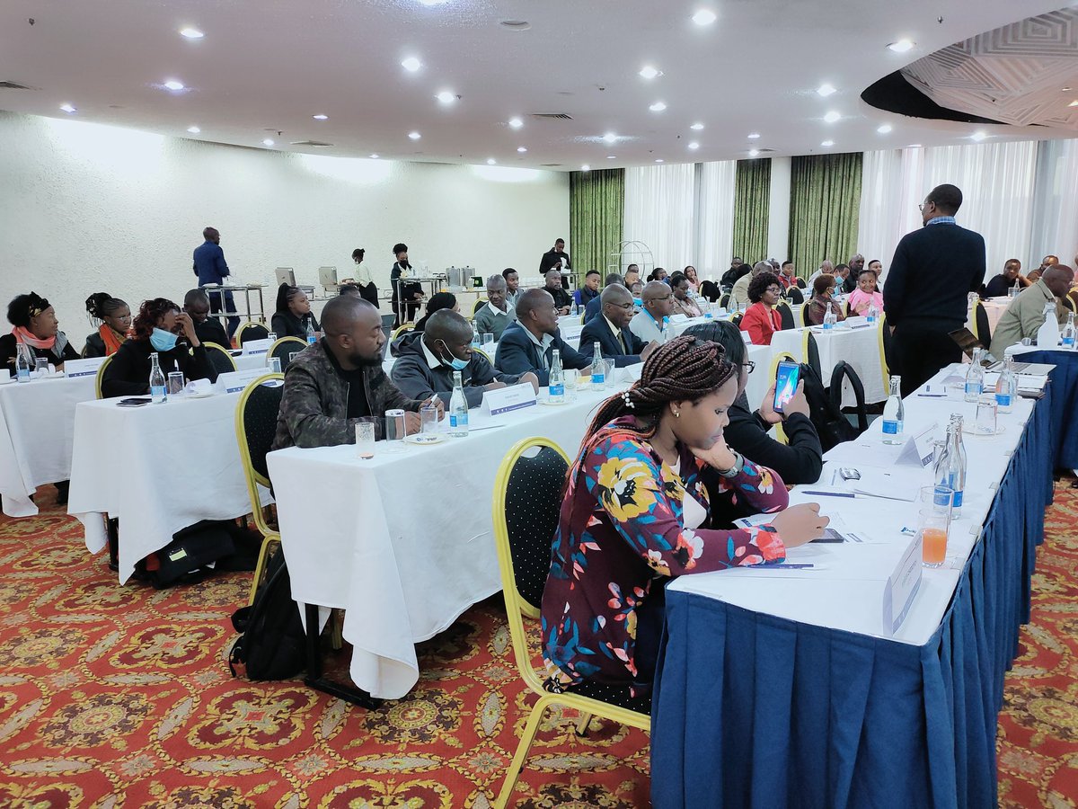 tnabusoba's tweet photo. #ElectionReportingTraining 'Don't make assumptions, ask basic questions' @KenBosire on journalistic ethics
#KenyaDecides2022 @KBCChannel1 @MediaCouncilK @KUJ_Kenya @AMWIK @IawrtK @Silas_Kiragu https://t.co/WLFTEn7dfC