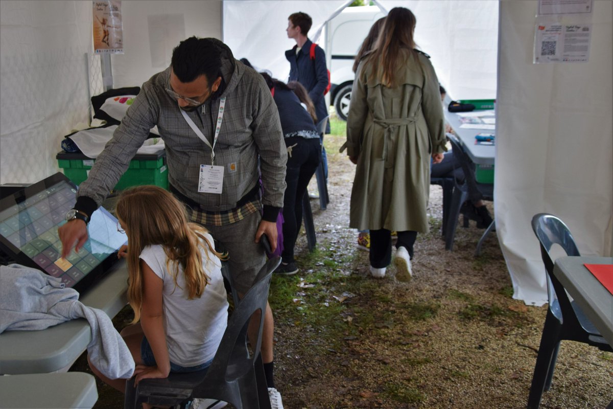 UNISPHERES's tweet photo. [DIGITAL DAYS SAINTES #1] 
Les 25 &amp; 26 juin, dans le cadre du FCU de Saintes, nous vous avons proposé un Village des Arts &amp; des Cultures Numériques Urbaines composé d’ateliers culturels et numériques.  
Merci à tous les participants ainsi qu'à nos partenaires ! https://t.co/qpCixUQLvz