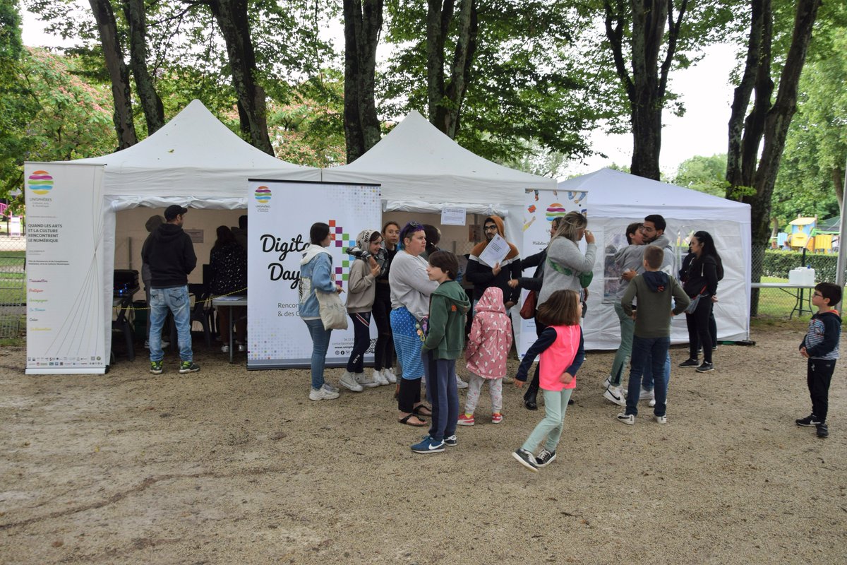 UNISPHERES's tweet photo. [DIGITAL DAYS SAINTES #1] 
Les 25 &amp; 26 juin, dans le cadre du FCU de Saintes, nous vous avons proposé un Village des Arts &amp; des Cultures Numériques Urbaines composé d’ateliers culturels et numériques.  
Merci à tous les participants ainsi qu'à nos partenaires ! https://t.co/qpCixUQLvz