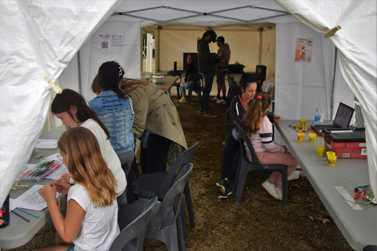 UNISPHERES's tweet photo. [DIGITAL DAYS SAINTES #1] 
Les 25 &amp; 26 juin, dans le cadre du FCU de Saintes, nous vous avons proposé un Village des Arts &amp; des Cultures Numériques Urbaines composé d’ateliers culturels et numériques.  
Merci à tous les participants ainsi qu'à nos partenaires ! https://t.co/qpCixUQLvz