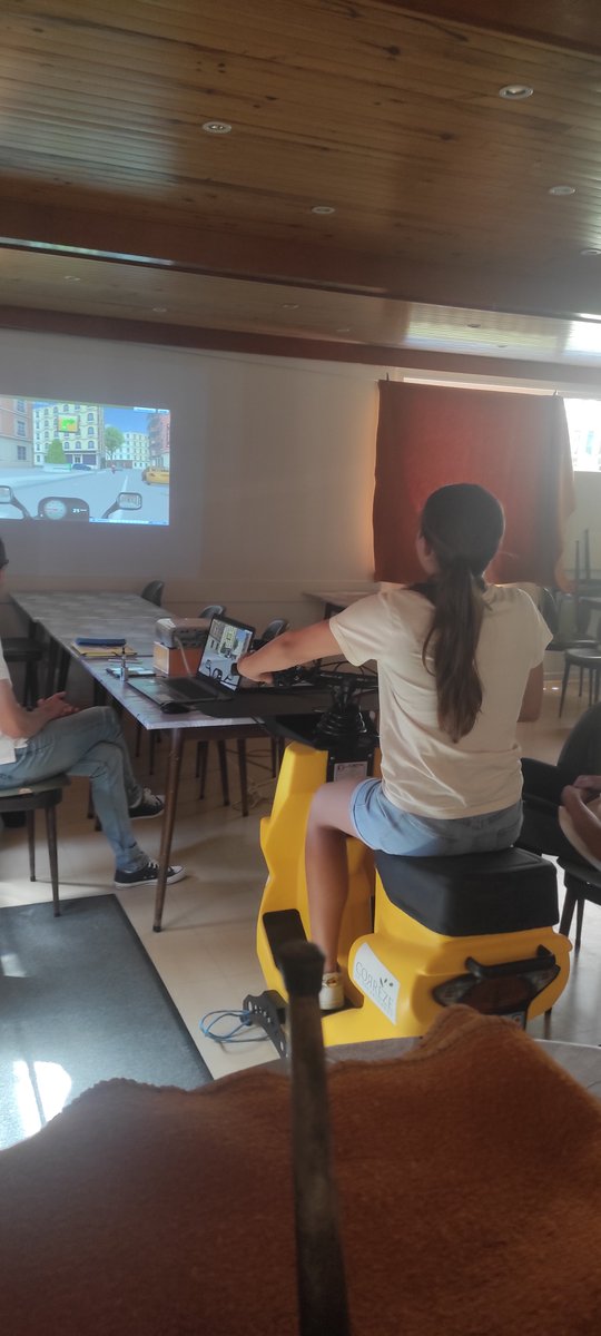 Departement19's tweet photo. 🛵Journée de sensibilisation des risques liés à la conduite des 2 roues | Jeudi dernier à #Beynat, la communauté de communes du Midi-Corrézien a organisé une journée de sensibilisation auprès des jeunes #corréziens avec notamment des simulateurs de conduite du @Departement19 https://t.co/oWkEvuEIS3