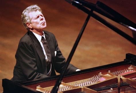 StevenIsserlis's tweet photo. Van Cliburn b otd 1934! On music:
"If you hold onto the beauty and inspiration and the clarity that is music, you will have an anchor, you will not be too far swayed by what the world is."
"Music is like painting in sound."
"Classical music is not entertainment...it is forever. " https://t.co/HyYKswzszl