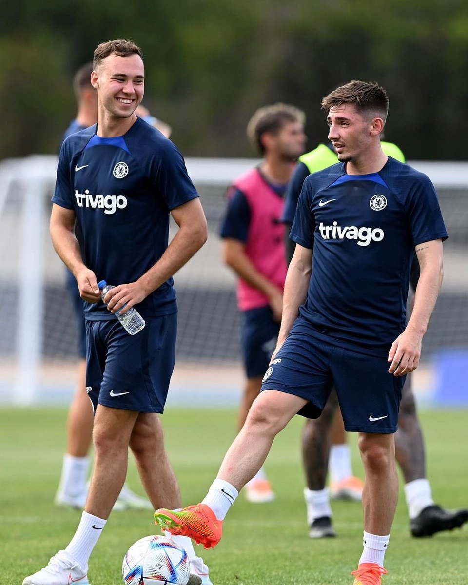 ChelseaIoanArmy's tweet photo. Billy Gilmour &amp; Harvey Vale. 🤝🏻 #CFC https://t.co/fWwW5kZiKq